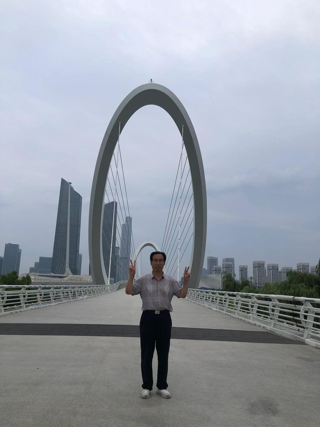七古咏怀·漫步南京眼步行桥
文｜孙玉良
谁架仙桥生双眸
金陵风景一眼收
疑是瑶琴