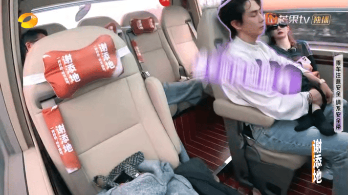 李承铉边睡觉边给戚薇捏脚可能这就是真带吧哈哈哈[抱一抱][抱一抱][抱一抱]李承