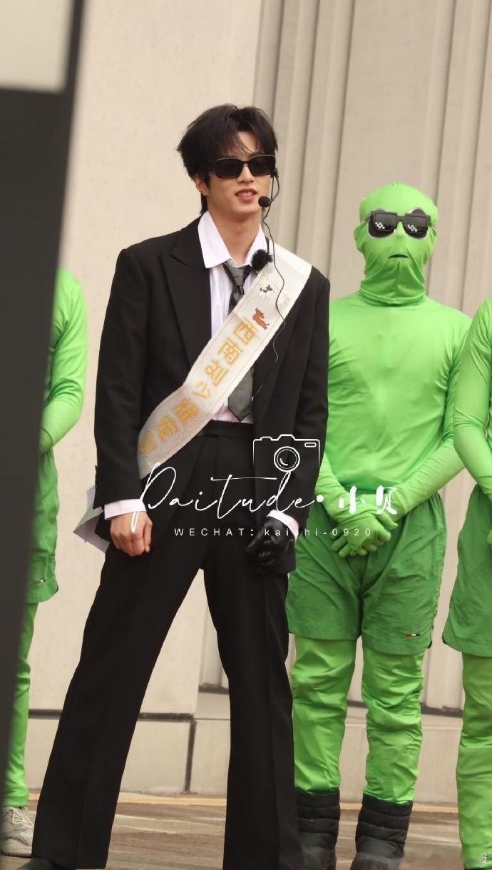 刘耀文西南刘少刘耀文西南刘少耀宠你绶带少年意气风发，绶带藏着宠溺。刘耀文用舞台实