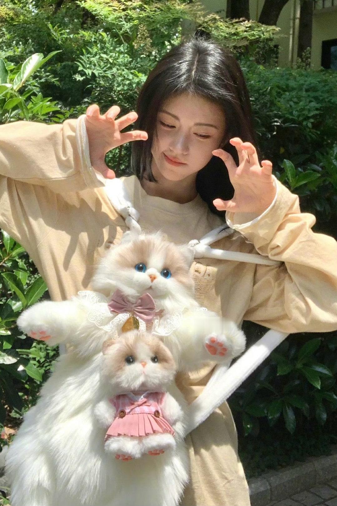 小鞠竟然也喜欢这个包包[哇][哇] ​​​