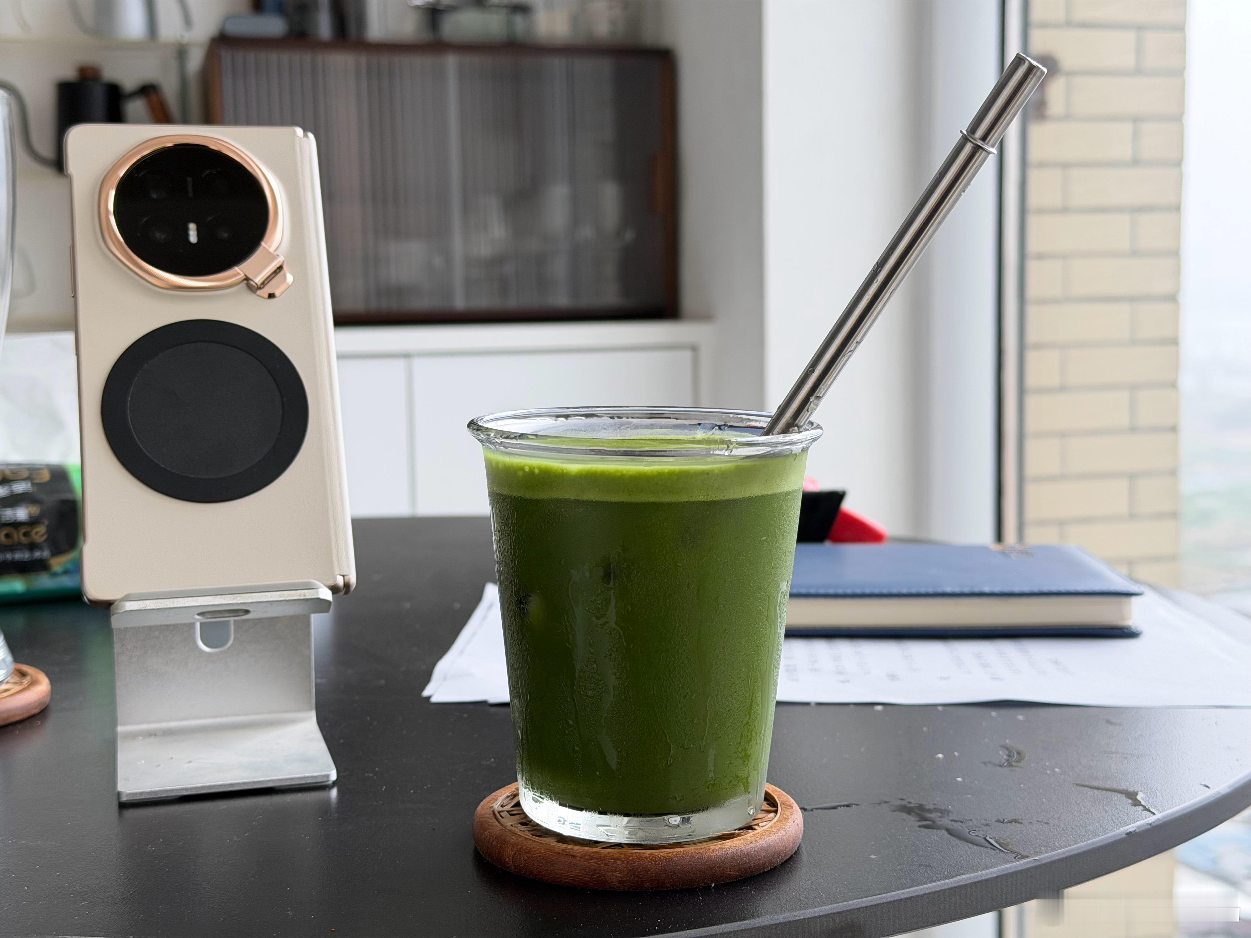 咖啡都不喝了，现在天天喝抹茶。所以我现在特别想买一款跟这个抹茶绿一样颜色的手机 