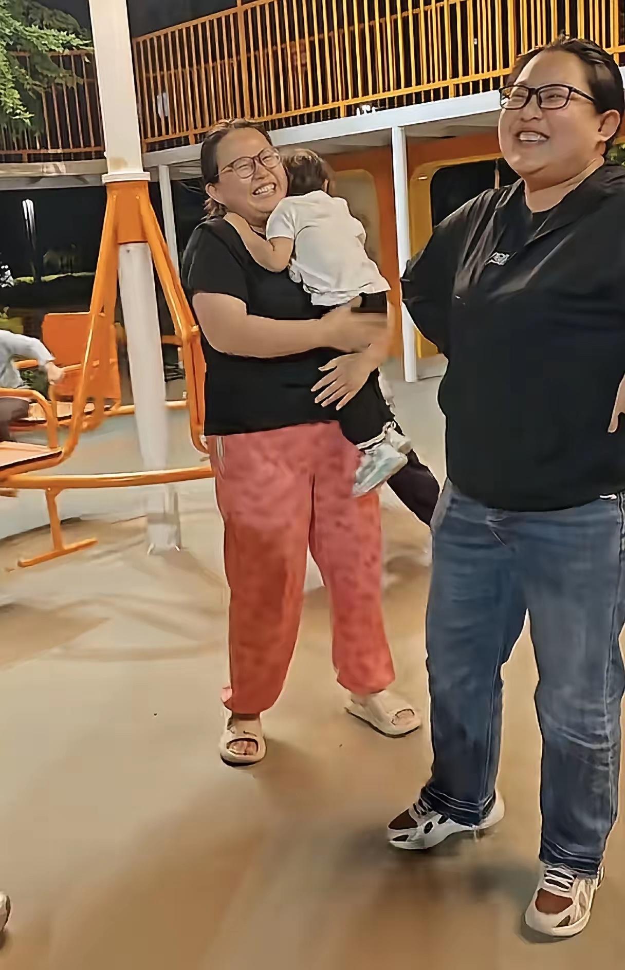 解释不清了！2岁女娃认错了妈妈，抱着不撒手，哥哥急得打电话给亲妈，亲妈到场后直接