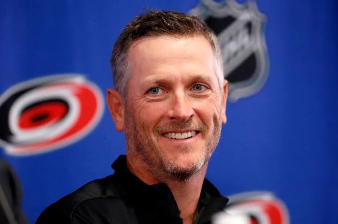 NHL卡罗莱纳飓风队老板汤姆·邓顿已与开拓者老板达成协议，以超40亿美元估值买下