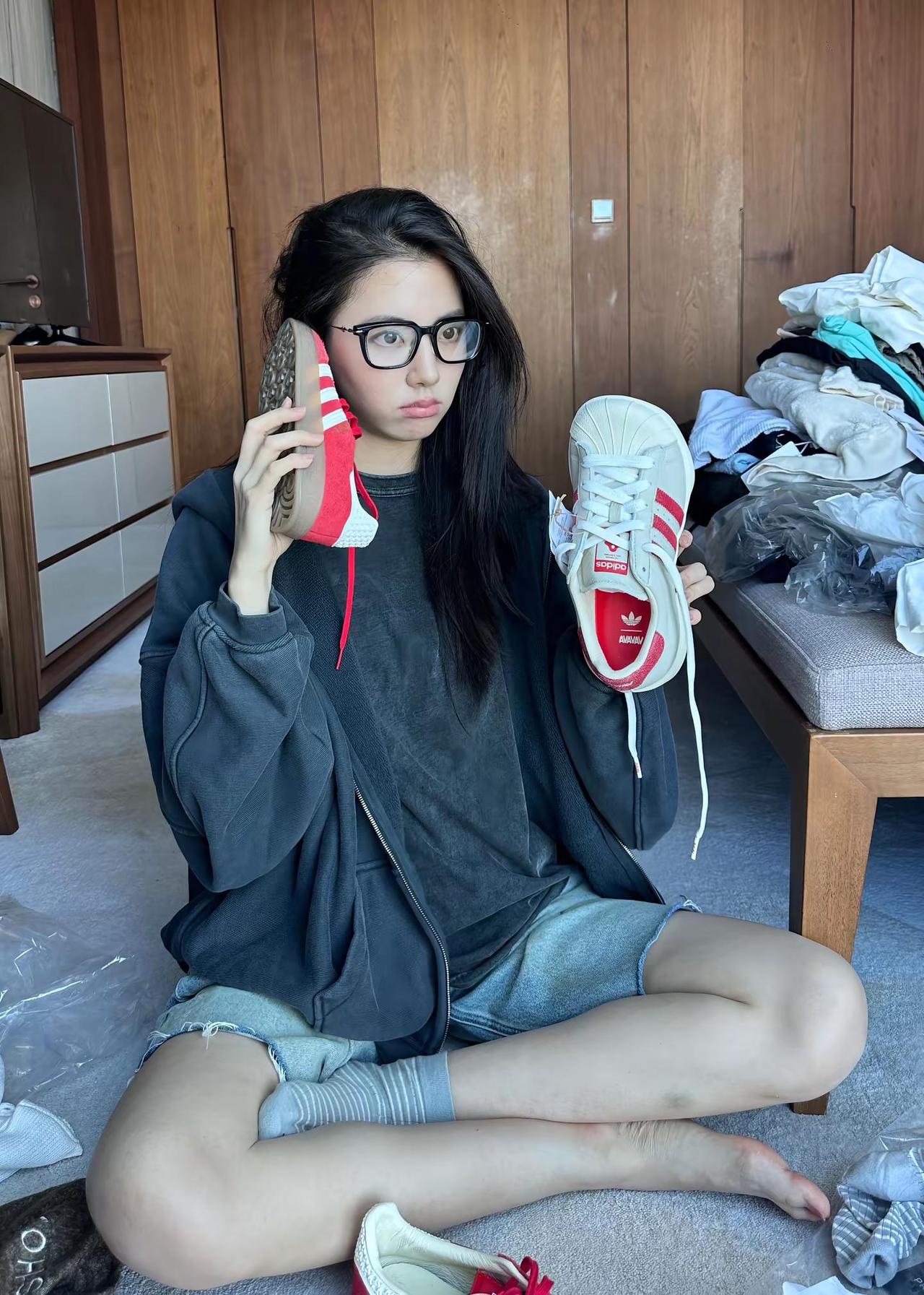 何子怡。牛仔裤 休闲穿搭 何子怡