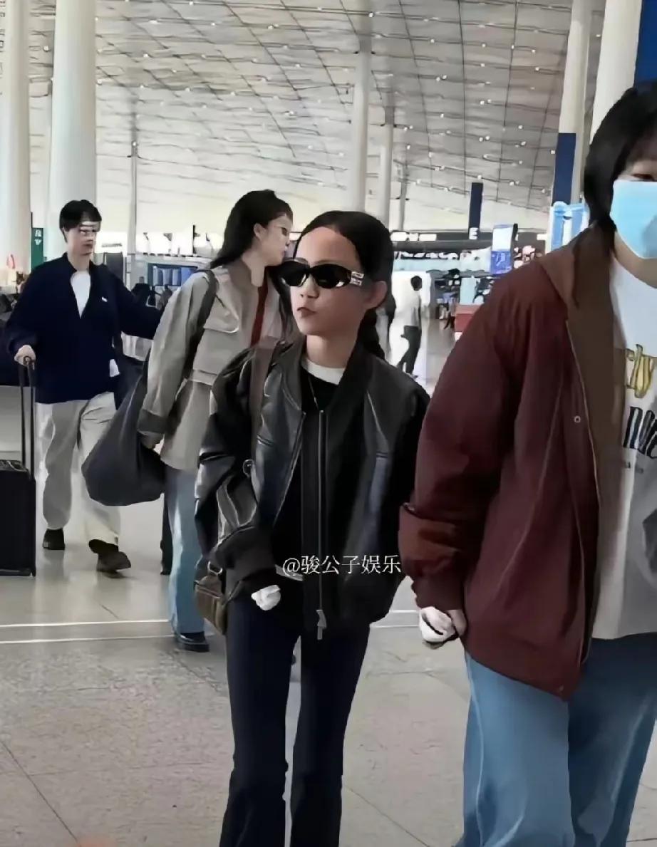 孙莉独自带仨娃现身机场，没助理随行，也不见喧哗吵闹，推着行李车健步如飞。大女儿黄