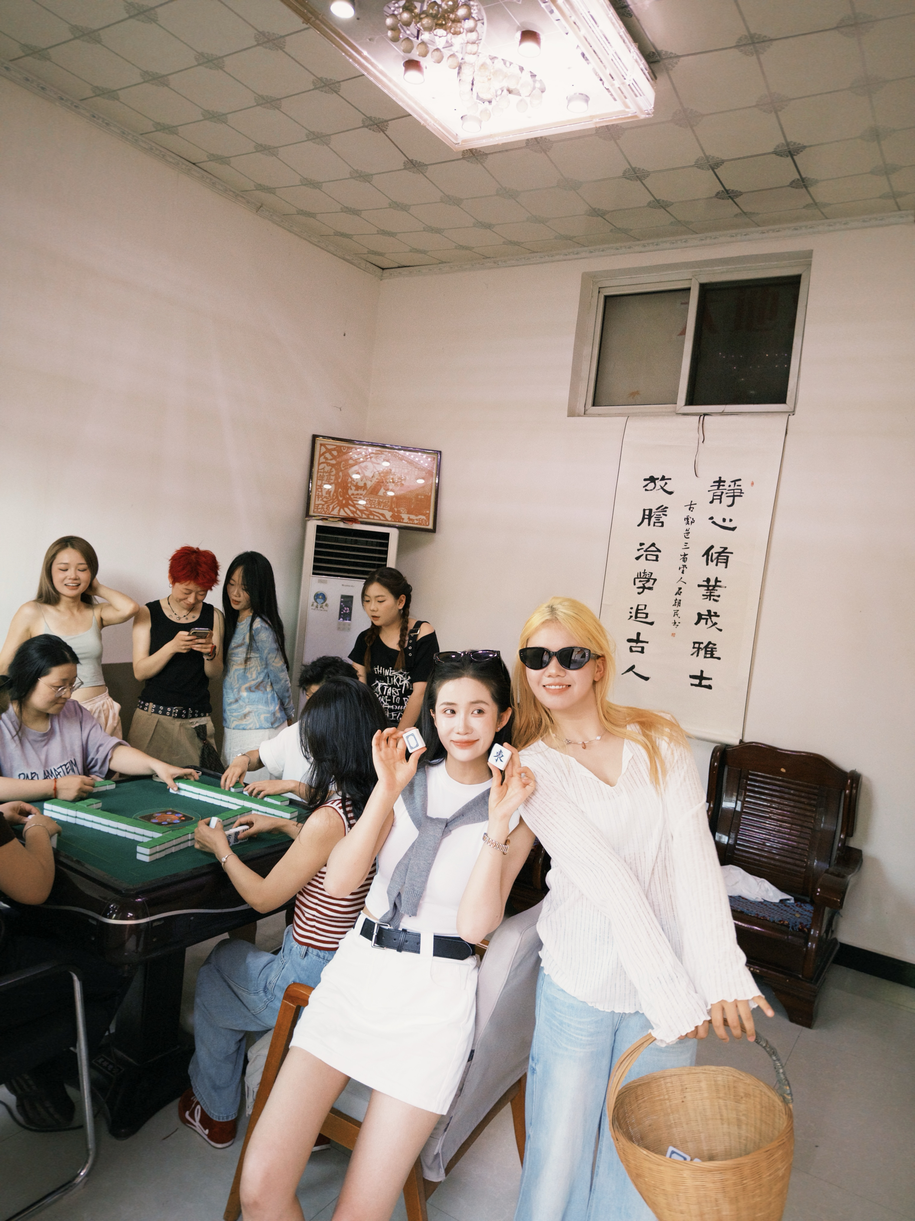 又领慕白美妆团建啦！！这次是双倍快乐哈哈哈哈！！今天大家都在看昨天的快乐视频又在