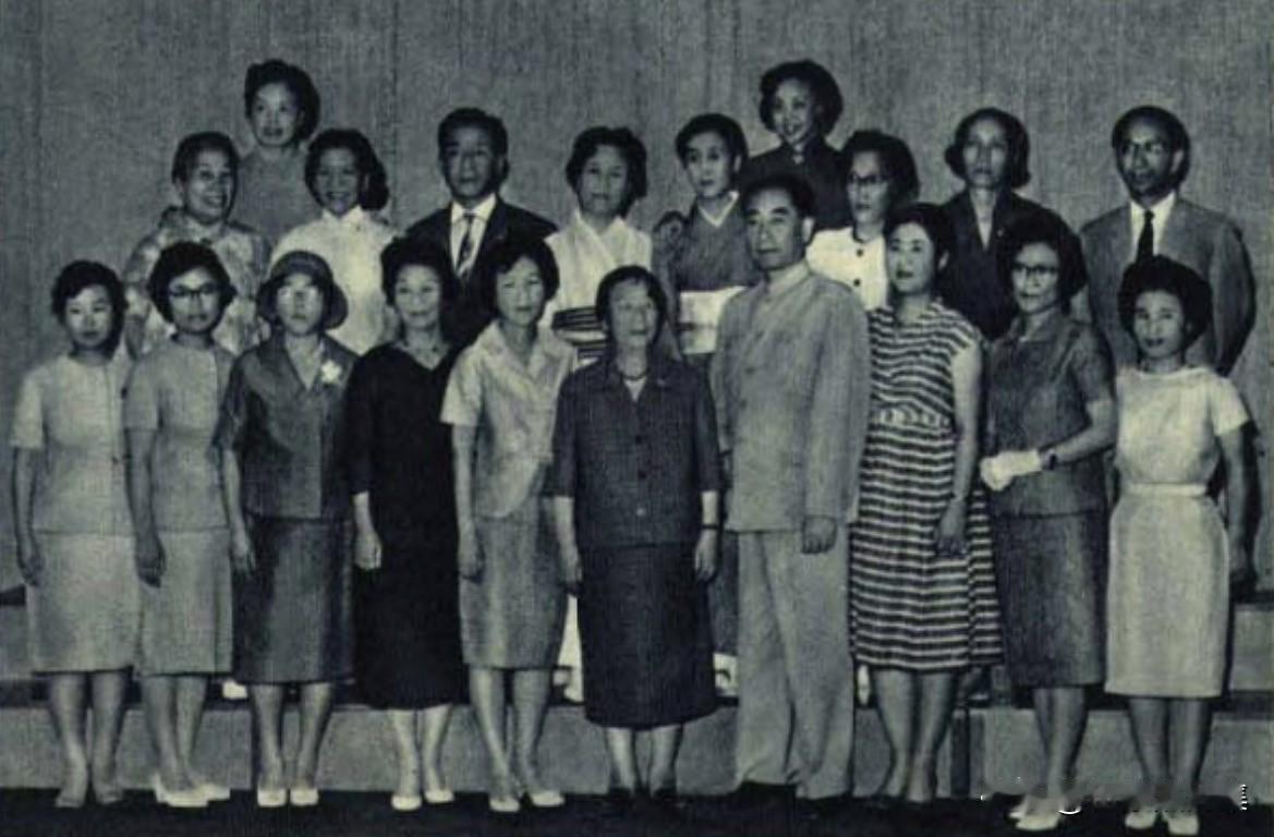 【周总理历史上的今天——6月21日】
1961年6月21日，周恩来总理接见以江口