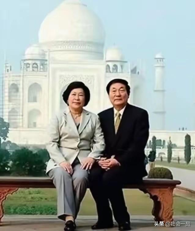 这是朱公和夫人劳安，2002年1月13日在印度泰姬陵前的留影，那时候的两人都过了