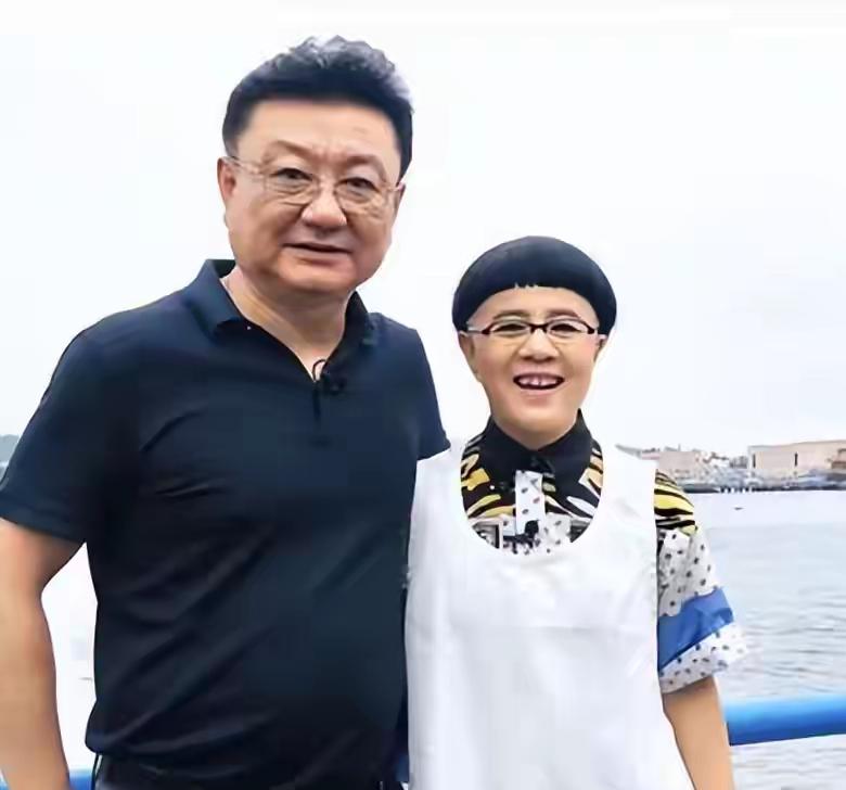 风向突然变了。

她一个字都没解释。

金龟子被退休金和直播带货骂了小半年，结果