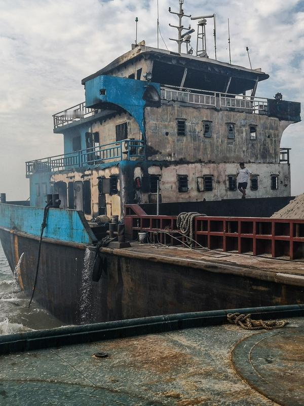 一位80后男子应聘船员出海捕鱼，因严重晕船自缢身亡。据同事讲述，他进食就会呕吐，