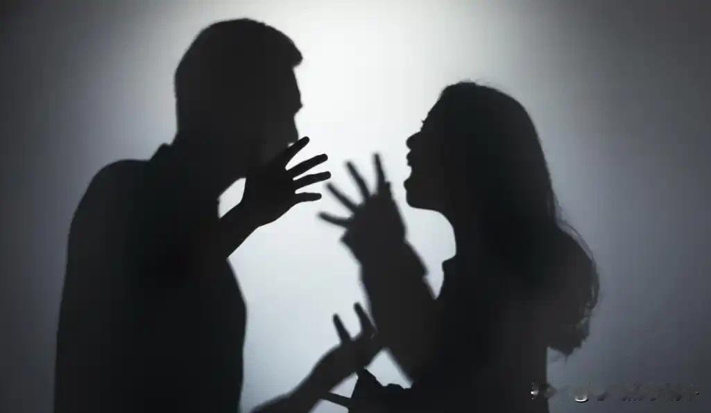 第一次在懵懂无知的年纪懂婚姻是自己的亲人，在我一个几岁的人跟前哭诉，我当时就想我