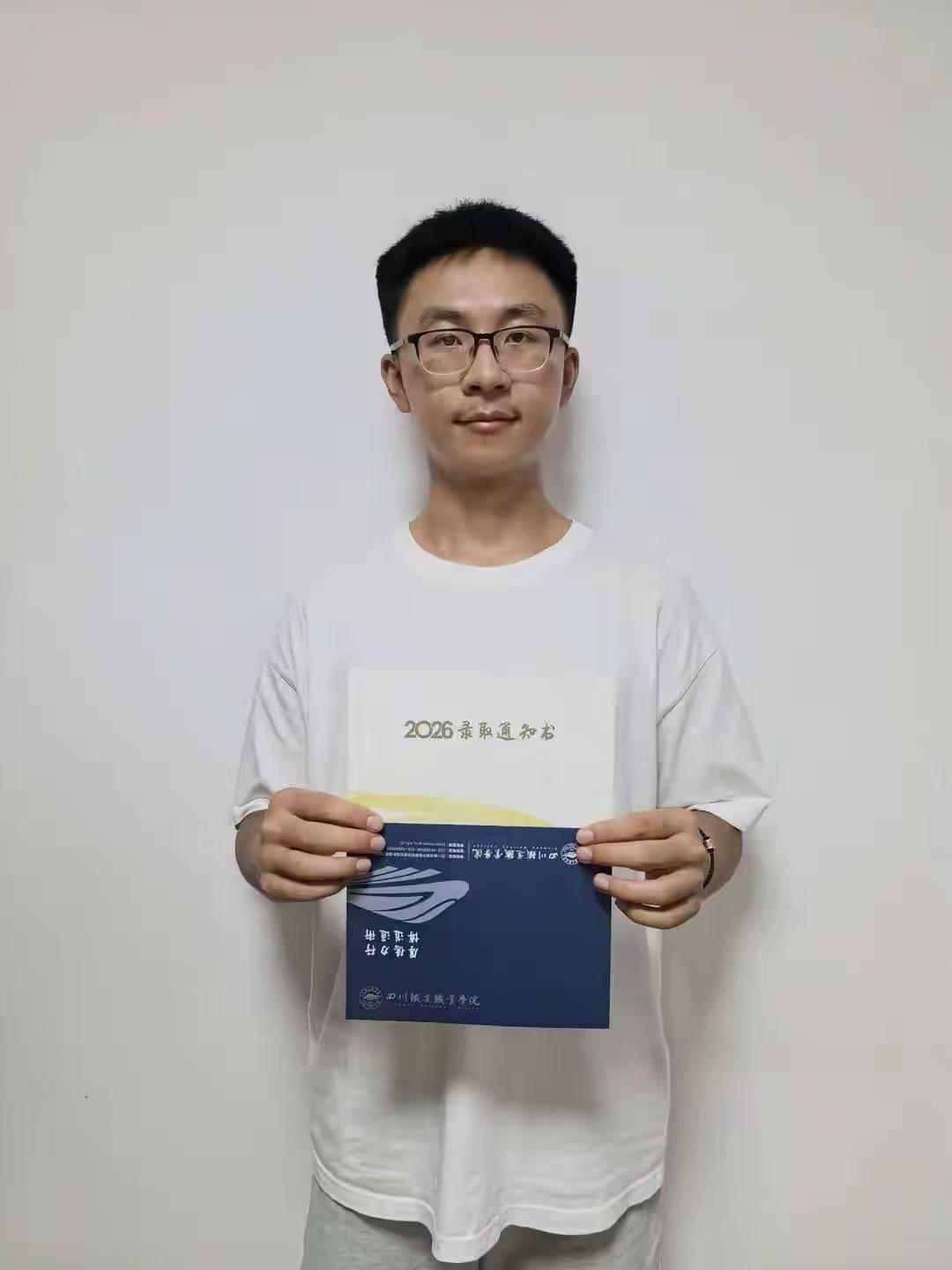 592分高分放弃本科，立志做火车司机
 
成都考生冯煜响高考拿到592分，超本科
