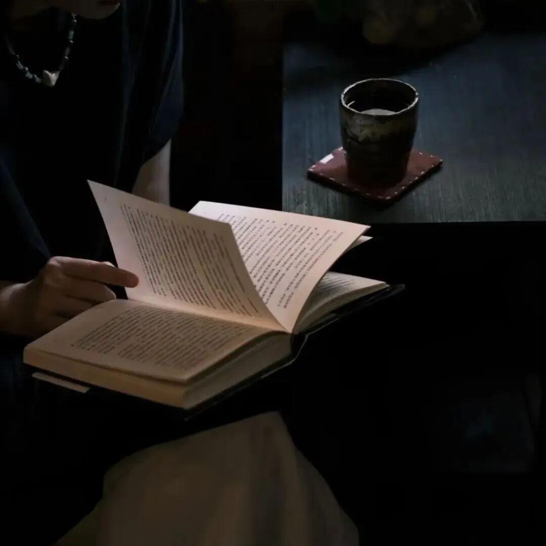 早晨被人民日报这段话治愈了:人生哪有什么两全之策，短短百年不过是教人取舍罢了。手