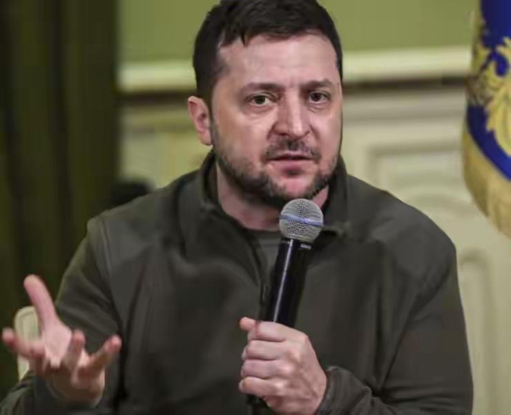 俄乌冲突下的乌克兰政坛
 
现在乌克兰国内，扎卢日内和布达诺夫的支持率稳稳压过泽