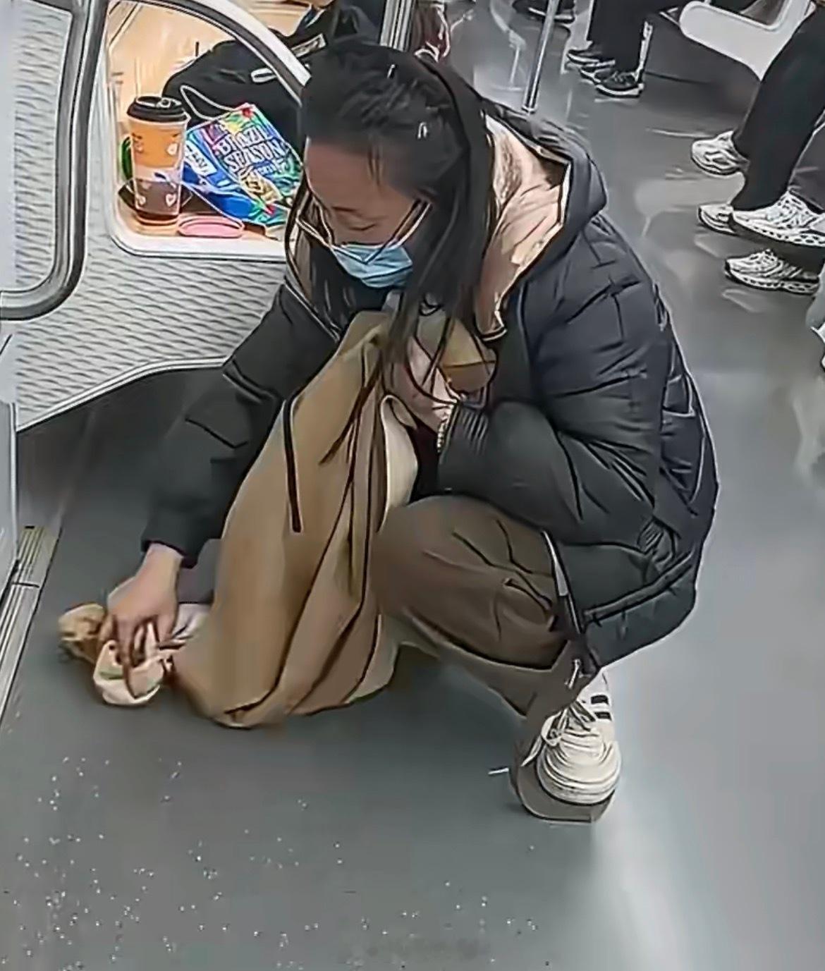 地铁上用围巾擦奶茶的女生找到啦这一定是个善良又勤劳女孩谁取到她一定幸福