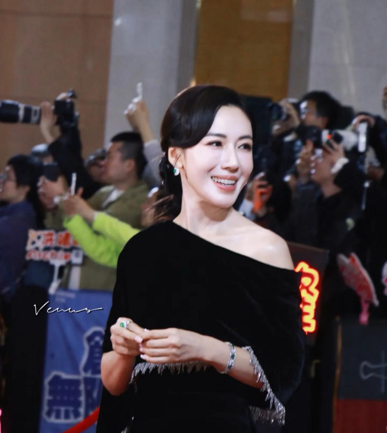 佘诗曼三封视后，李诗嬅又一次陪跑。
《新闻女王2》的颁奖礼，就是一场精准的个人秀