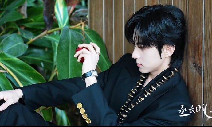  刘轩丞徒手捏爆苹果 狠狠佩服！刘轩丞居然能徒手捏爆苹果，健身效果直接拉满～ 