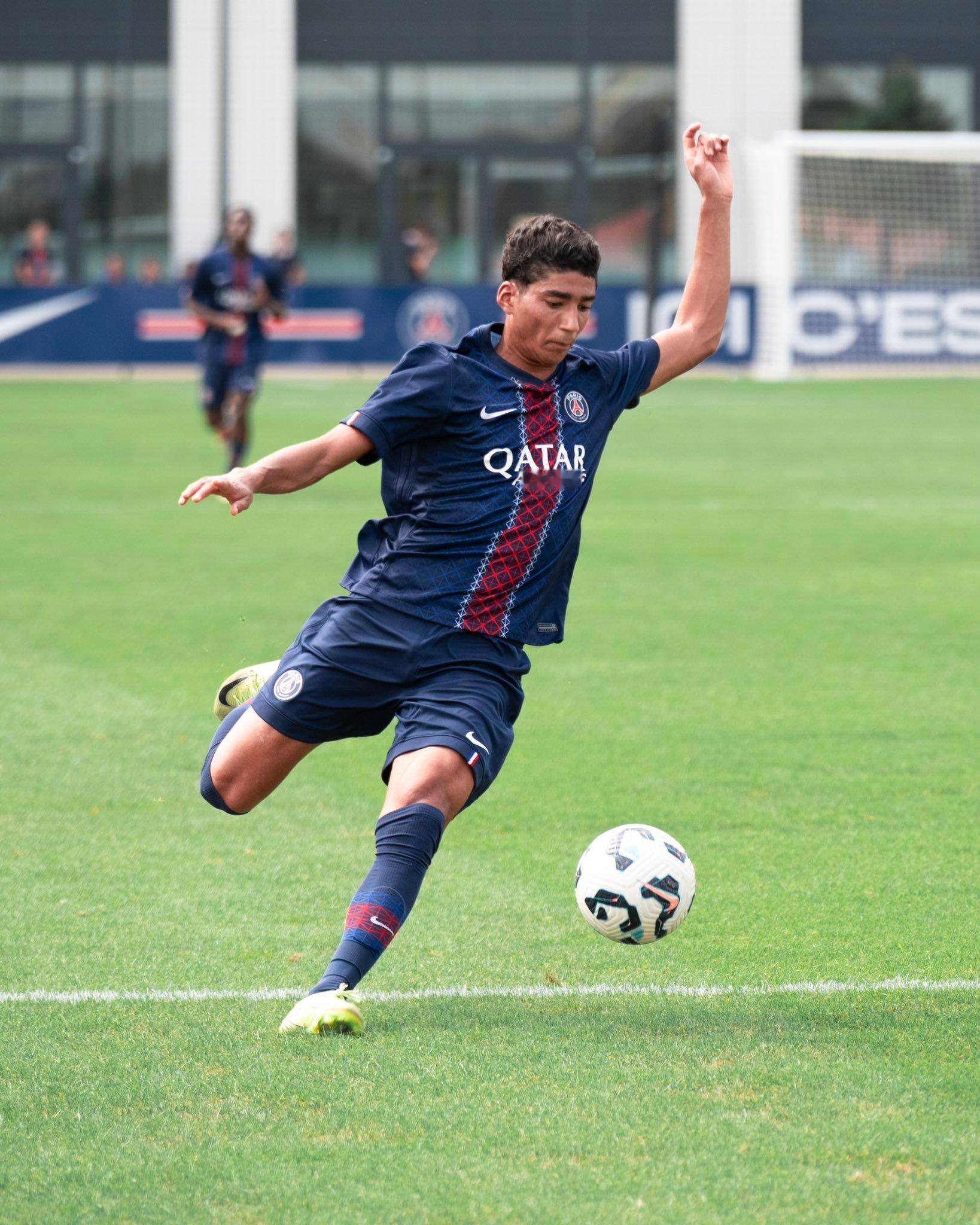 法甲  巴黎圣日耳曼俱乐部欣然宣布，已行使购买权，签下青年队球员哈利勒·阿亚里。