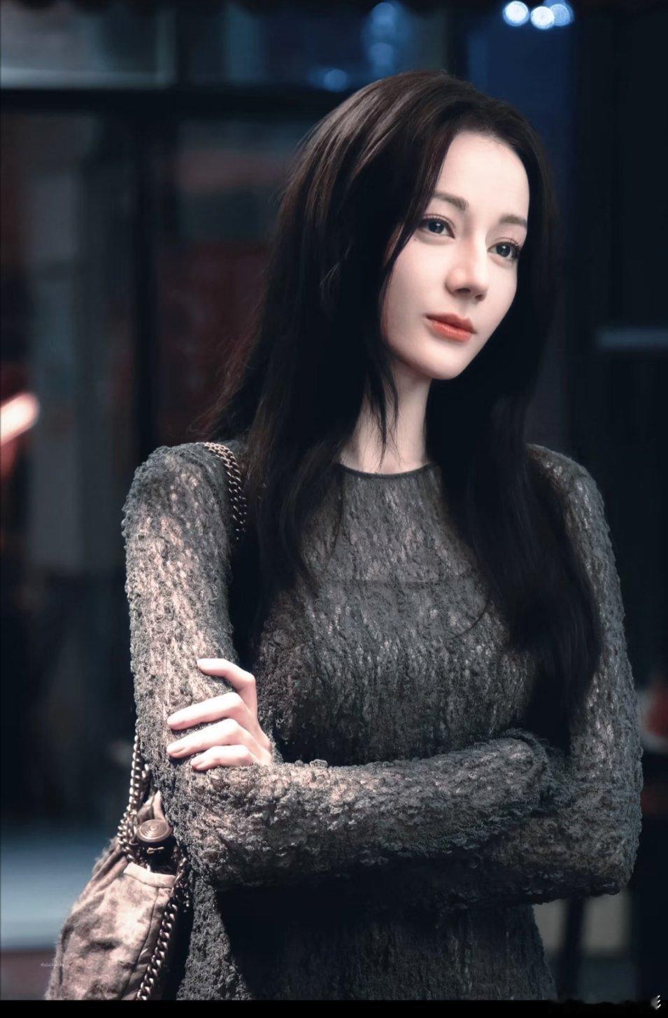 迪丽热巴不吃晚饭瘦了6斤，瘦而不柴太自律了，上镜就是完美状态，建模脸和身材每个镜