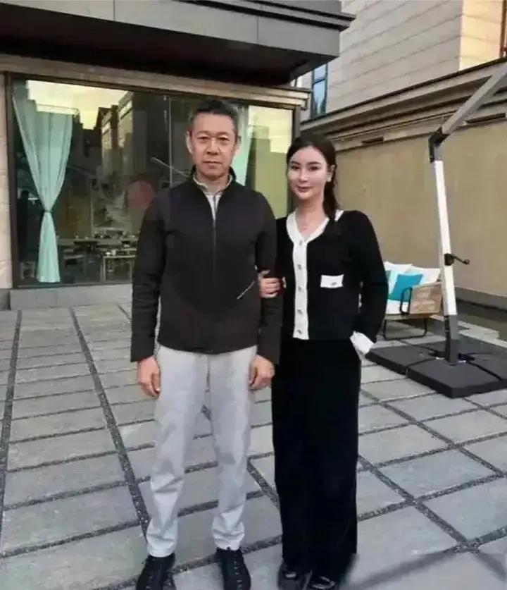 67岁张丰毅和55岁二婚妻子霍凡同框照！两人男才女貌满满夫妻相，嫁给张丰毅29年