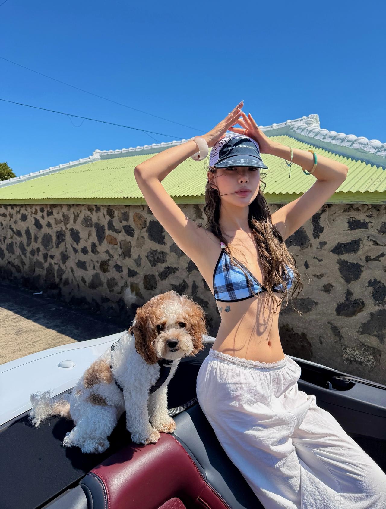 熙珠济州岛plog
她好会弄色感搭配 ​​​