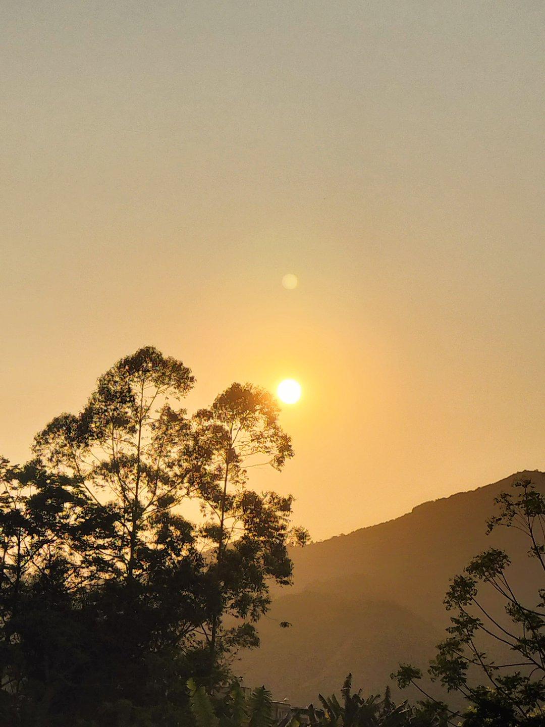 秋日晚霞，一场浪漫的视觉盛宴

秋日的傍晚，宛如一位神奇的画师，不经意间，便将天