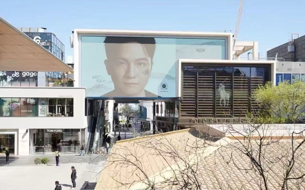 三里屯的大屏凯迪拉克只有一个标樊振东凯迪拉克品牌代言人