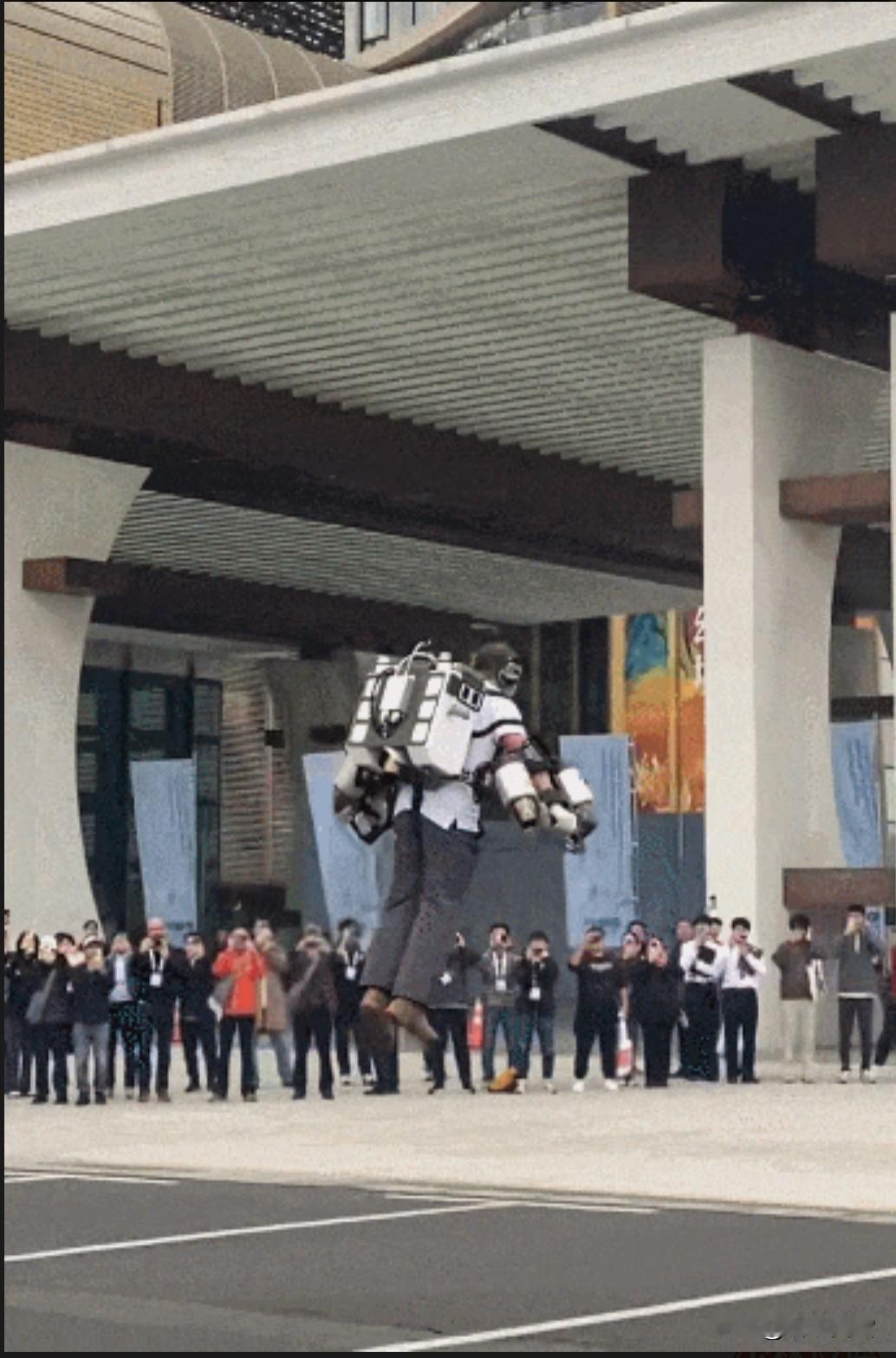 科幻照进现实：杭州男子背“飞行背包”原地起飞，时速破百
 
10月21日晚，杭州