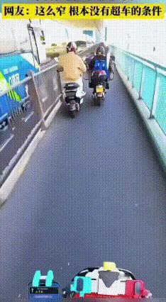 窄路强行超车？俩人为“抢速”双双倒地！
 近日在浙江上演惊险一幕：一名男子在狭窄