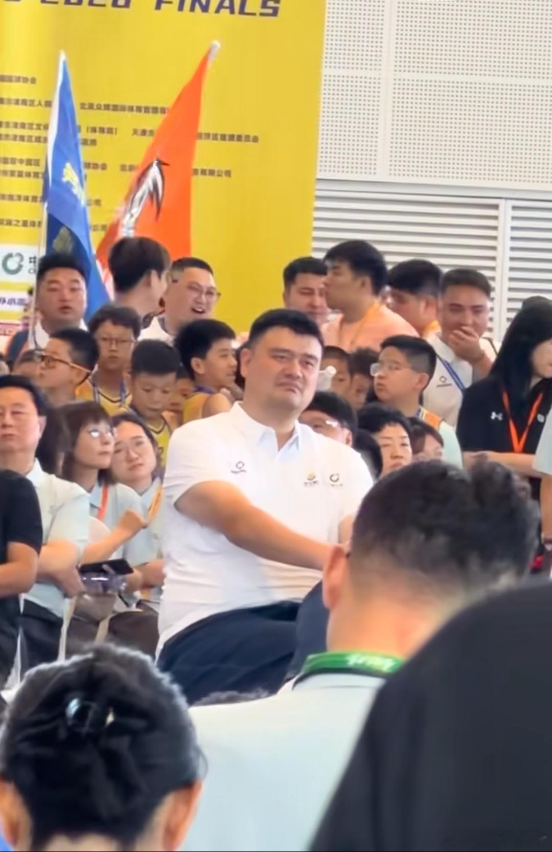 姚明现身NYBO青少年篮球总决赛。他曾经面对采访说：男篮需要一场大手术，不是小修