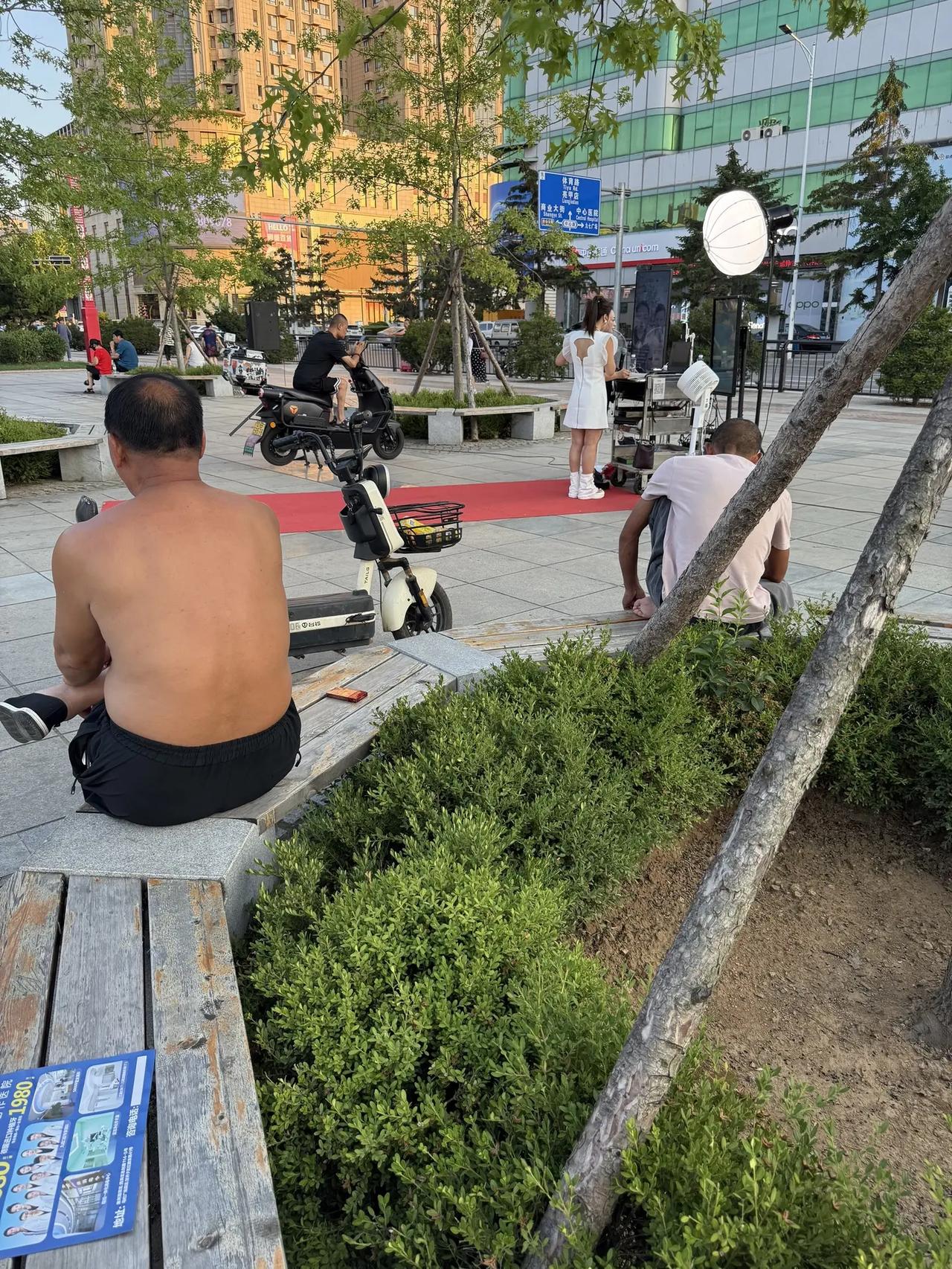 太热了，普兰店站前广场下午六点好多膀爷