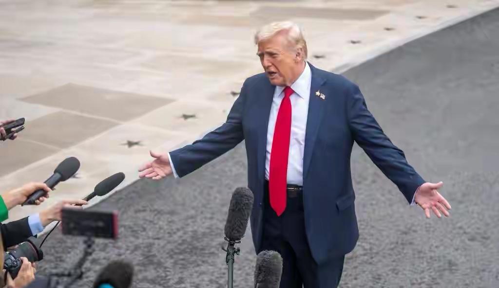 特朗普支持率崩盘
据最近多家美国主流民调机构统计结果，特朗普支持率大幅度下滑，中