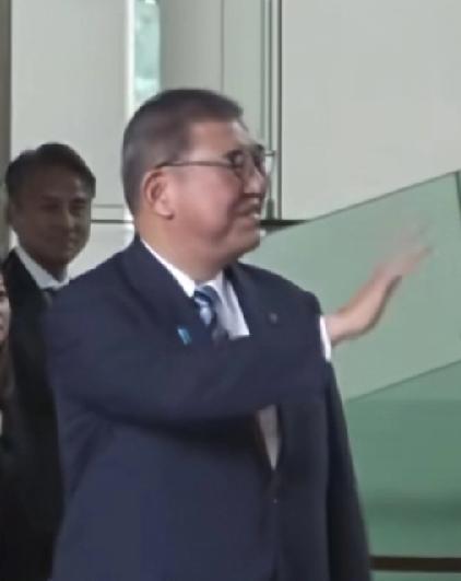 石破茂，终于笑了！不干首相如释重负，辞职后走出官邸，露出了开心笑容，自从上任后经