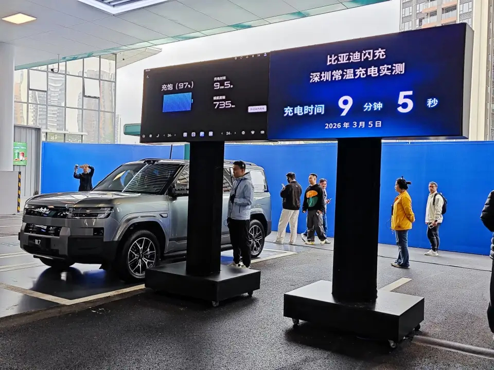 今年车圈到现在，比较让人惊艳且很心动的点，好像就是那两三个。一个是华为双光路89