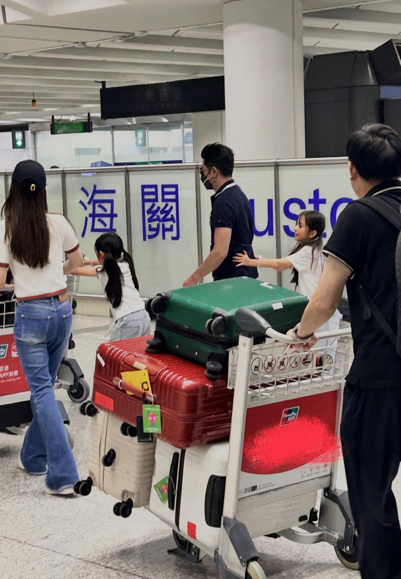 近日，有位网友在新加坡回港候机时，偶遇郭富城一家。

郭富城、方媛和两个女儿，还