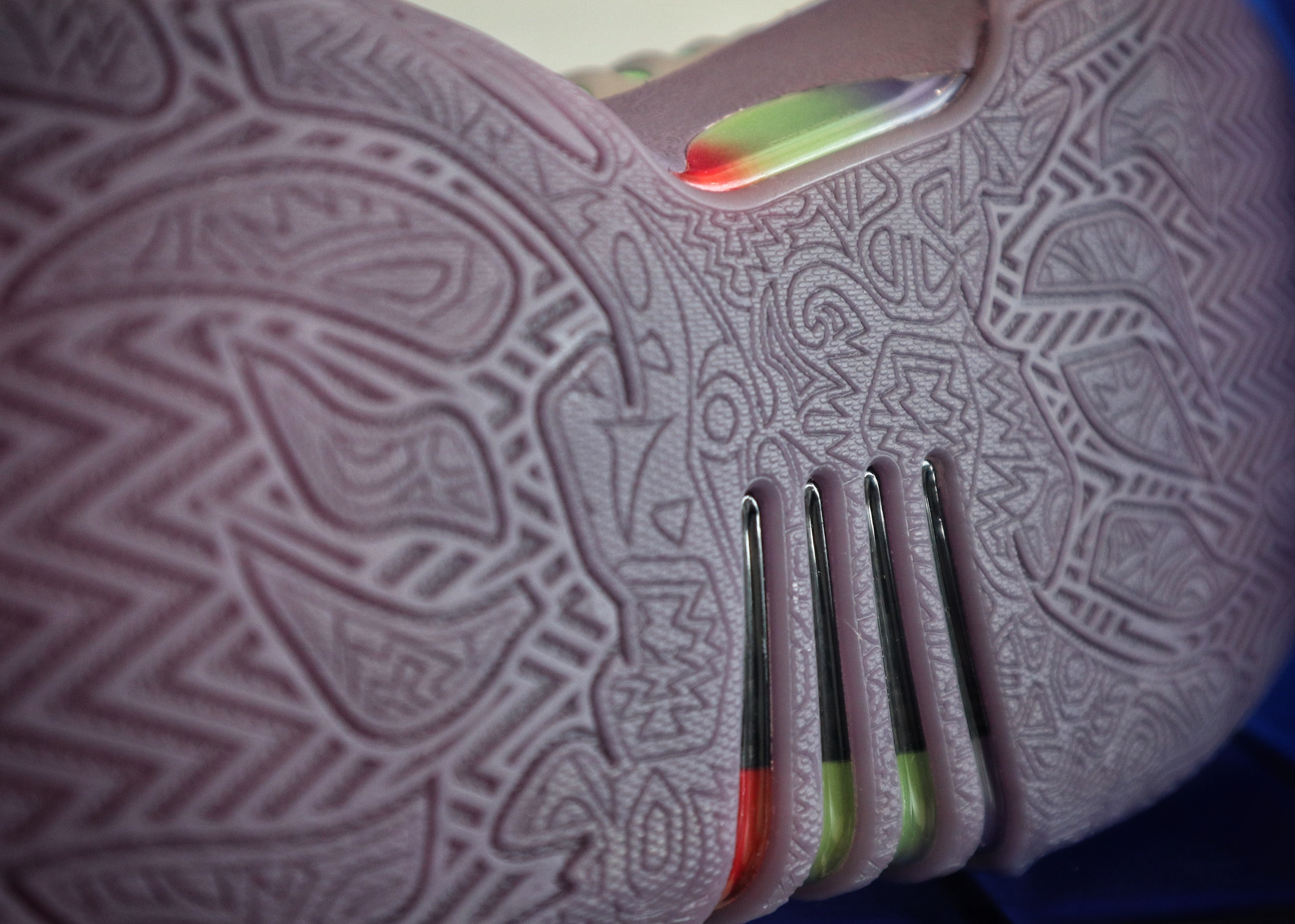 361° Joker 2 GT，鞋身龙骨+热成像还是挺抓眼的设计。马年要到了，替