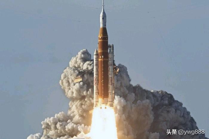 美国宇航局（NASA）周三在佛罗里达州肯尼迪航天中心成功发射了搭载“阿尔忒弥斯二