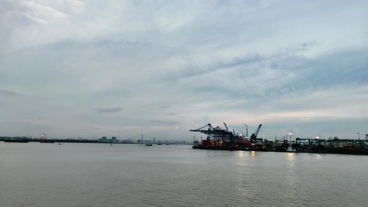 🌊广州港，风景这边独好！
 
在珠江之畔，广州港展现着它独特的魅力。
 
白天