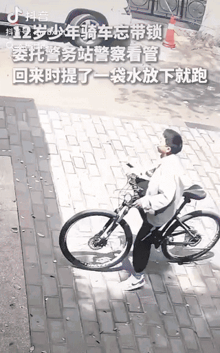 “上人民日报了！”湖北，一位12岁少年骑自行车外出办事，发现没带锁，灵机一动，请