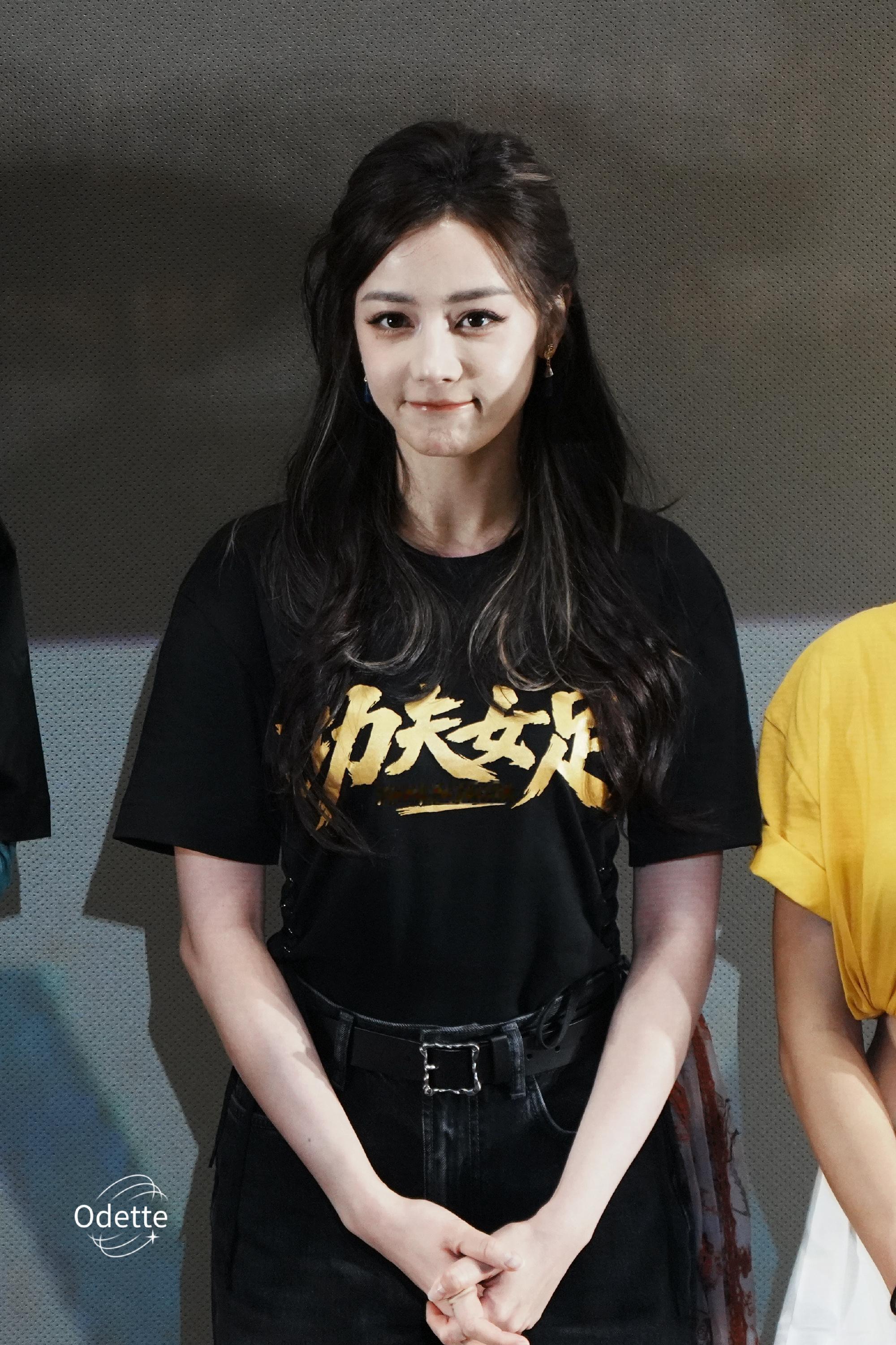 迪丽热巴也去了电影院看功夫女足迪丽热巴坐在观众旁边看反馈迪丽热巴悄悄走进影院观看