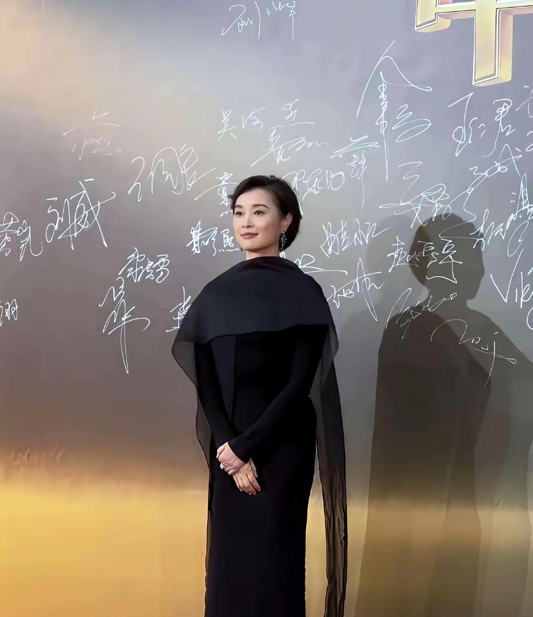 同款黑色纱质礼服撞衫，外在配饰亮眼远不如骨子里沉淀出来的从容气场

吴越田朴珺红