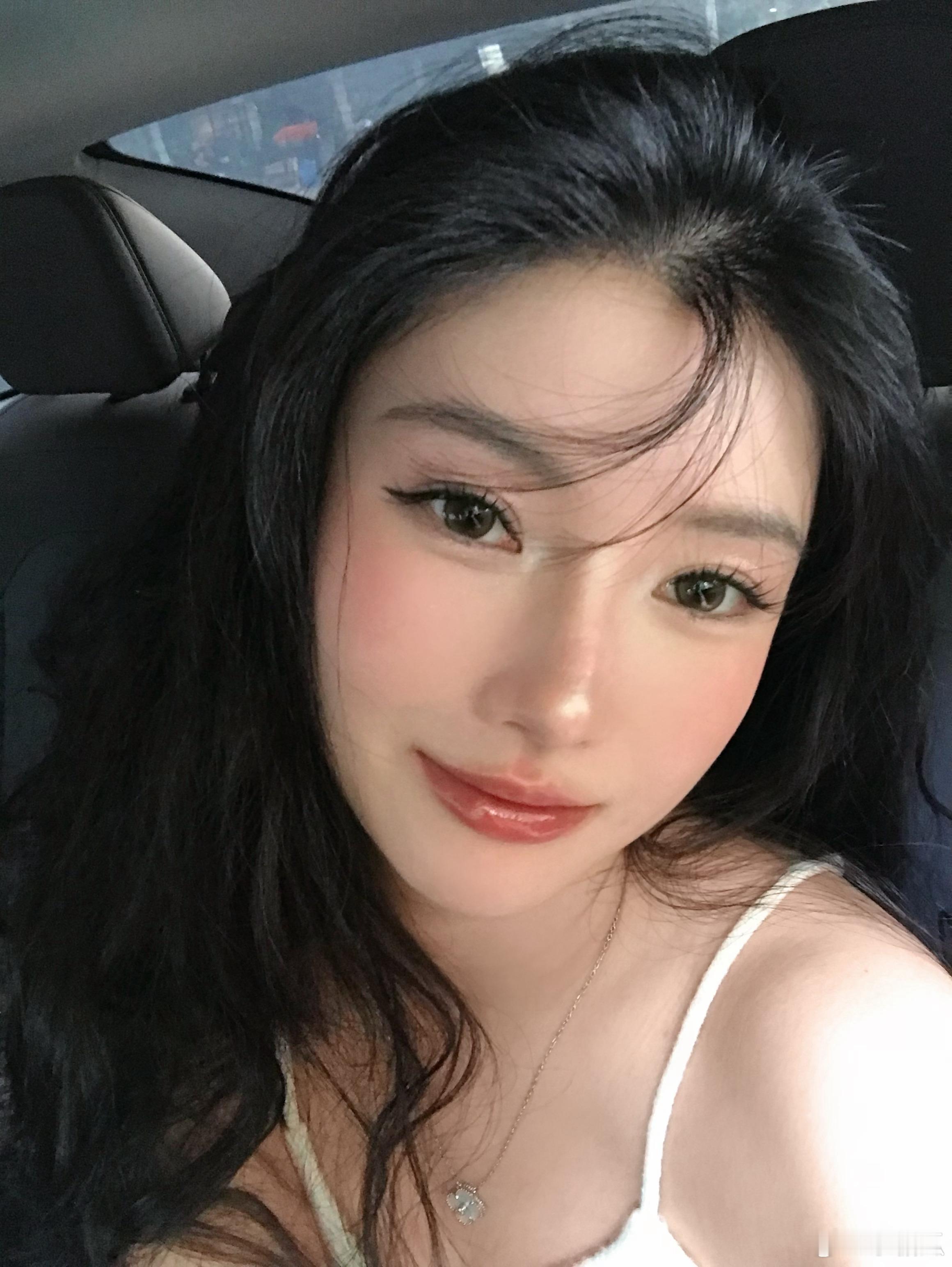 欣赏一下我的美瞳，好美。。。这副是拉拜诗 缪斯童话腮红：huda beauty 
