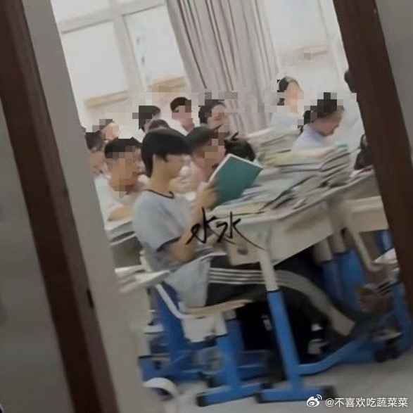 tg 张函瑞坐第一排 ​​​