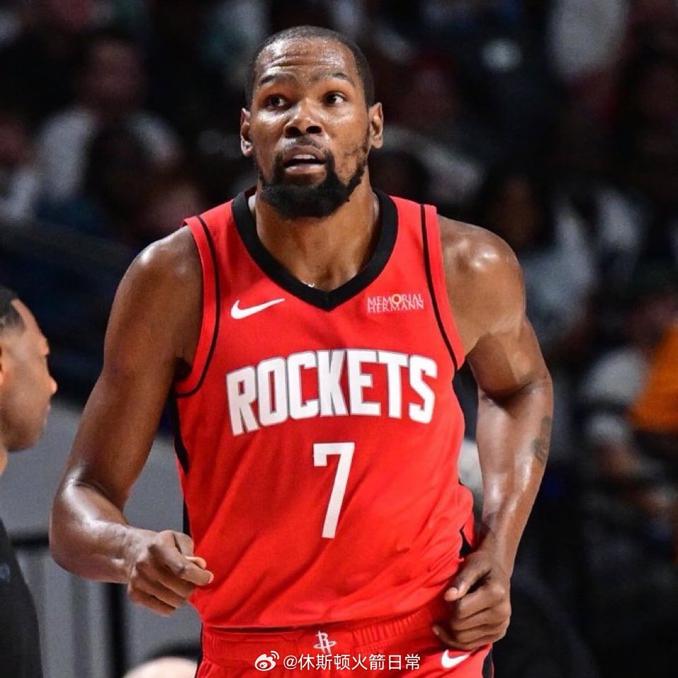 杜兰特谈赢球的关键时表示球队末节赢在做好简单配合，不盲目复杂化进攻。“有时候，我