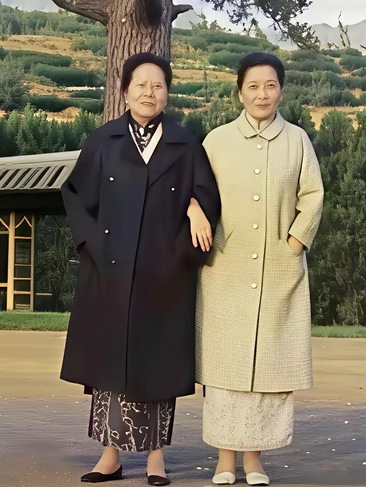 1969年，蒋介石和宋美龄宋蔼玲在台湾梨山合影。