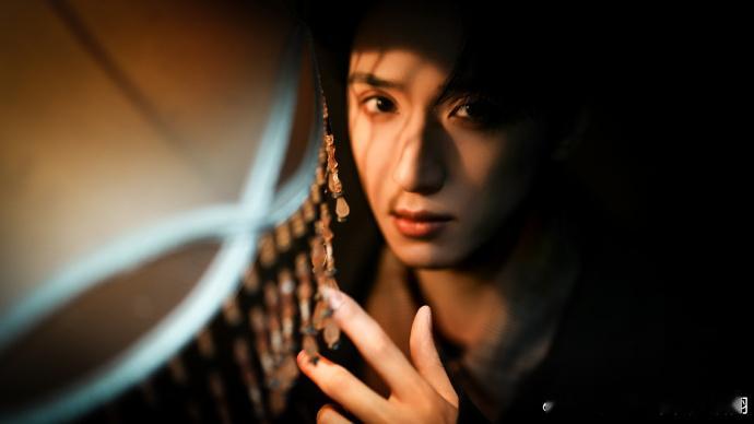 严浩翔贵公子级别  严浩翔灯影侧颜完全就是贵公子级别的呀，看到他这张脸真的是太让