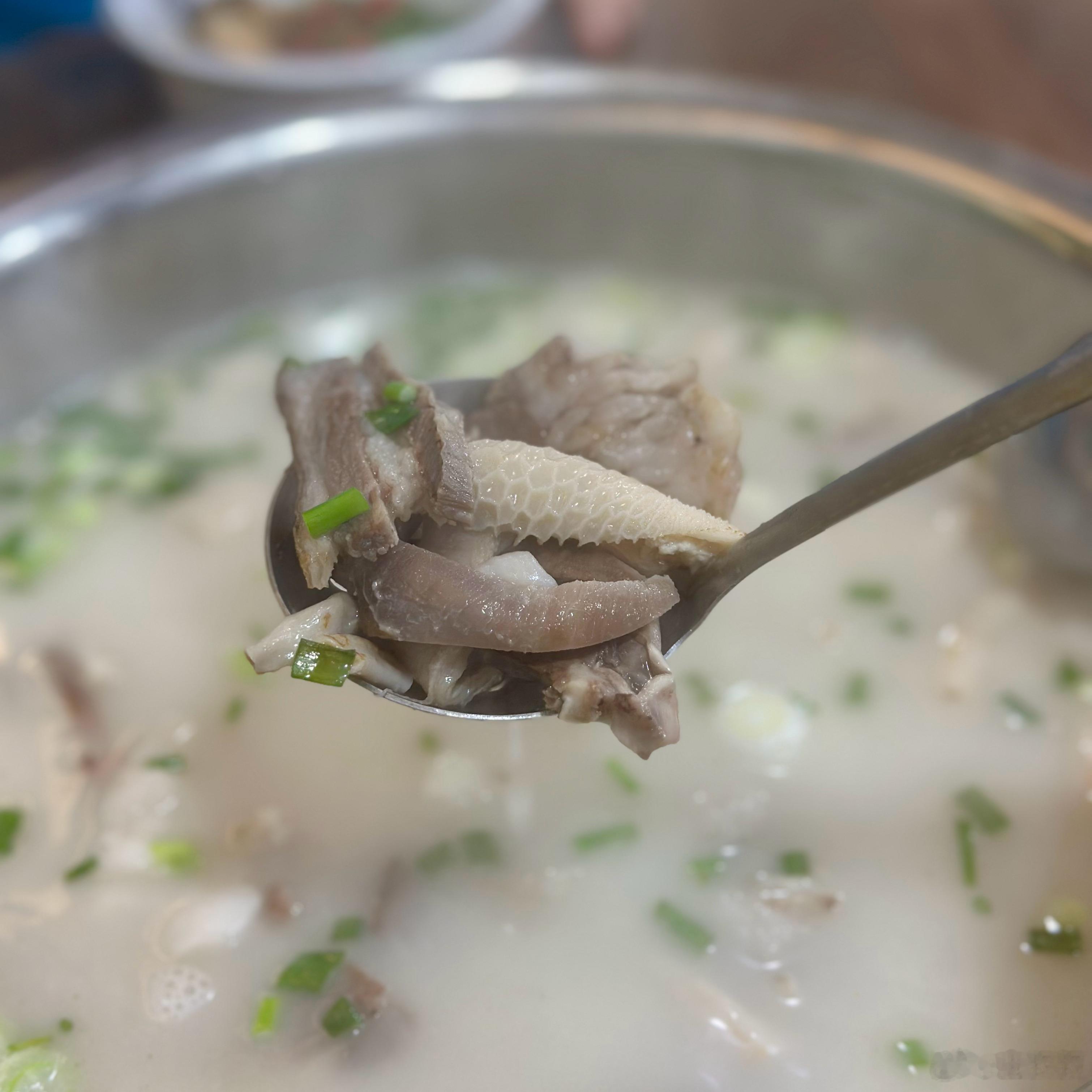 今天晚上又团了个羊肉汤来吃。跟上周末团购的价格一样，都是88元，但是品质比上周末