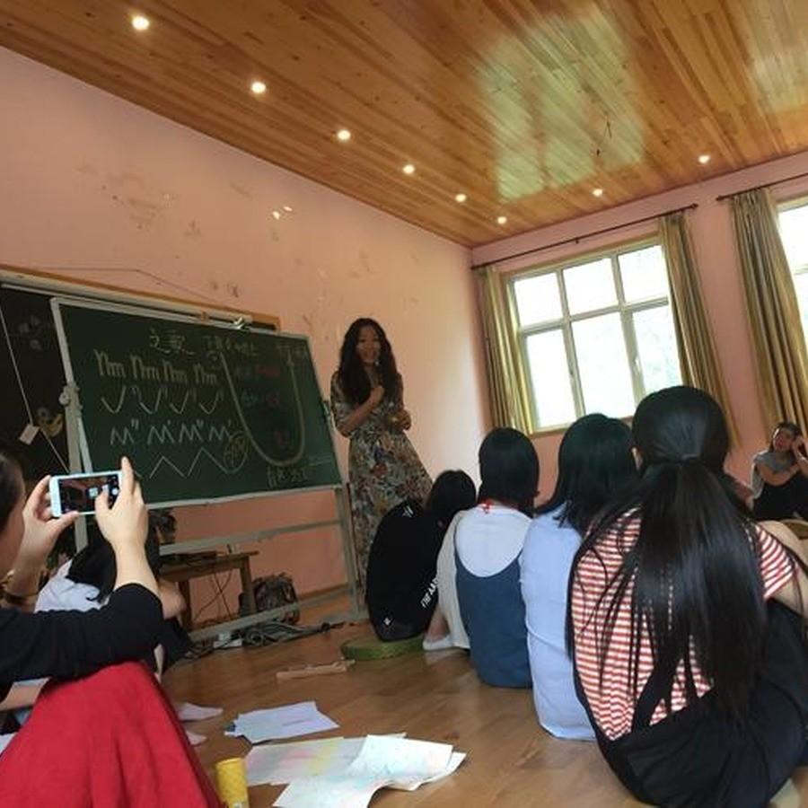 中方没有发声明、没有召见大使，就直接撤人了。150名教师10月1日从马尼拉登机，