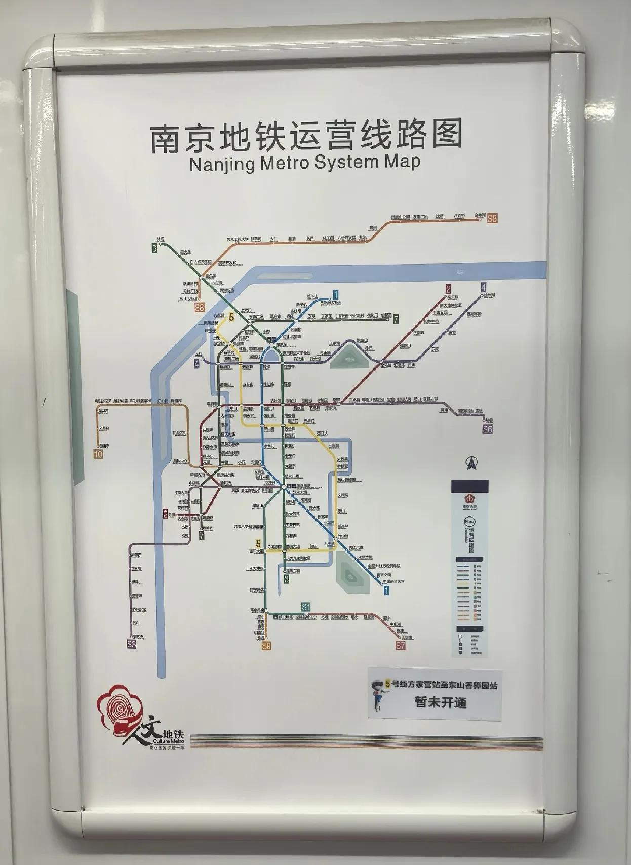 说说南京地铁存在的几个痛点
1. 大多数地铁口下行没有电梯，携带大件行李时只能依