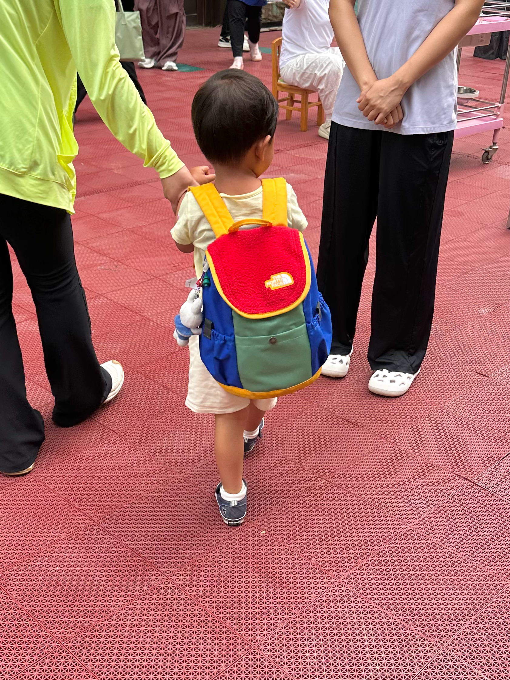 上学啦，今天是家长开放日，家长八点半入园呆一上午，我现在蹲在学校门口等着入园。本